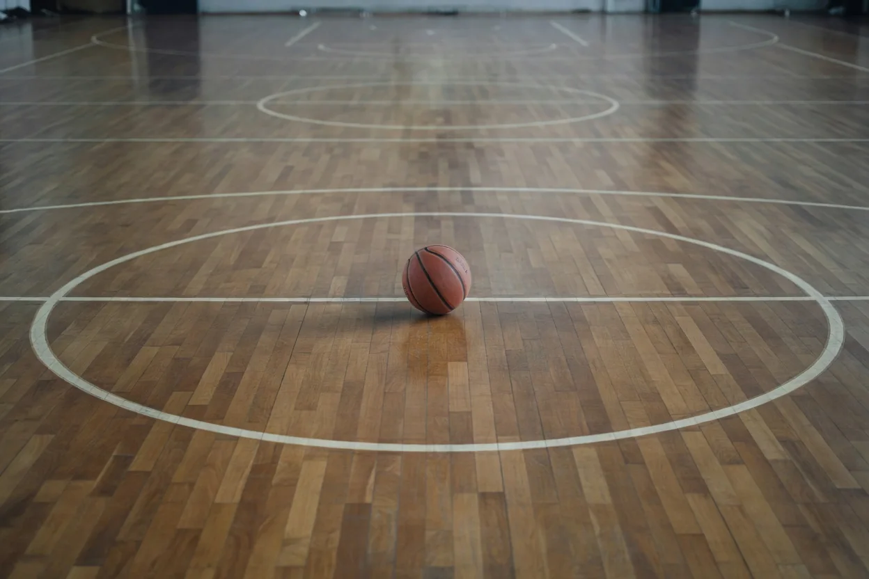 Parke zeminde orta çizgi yakın çekimi ve yanında basketbol topu