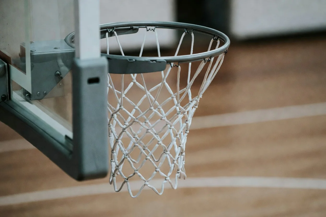 Basketbol potası ve file yakın çekimi, arka planda parke zemin