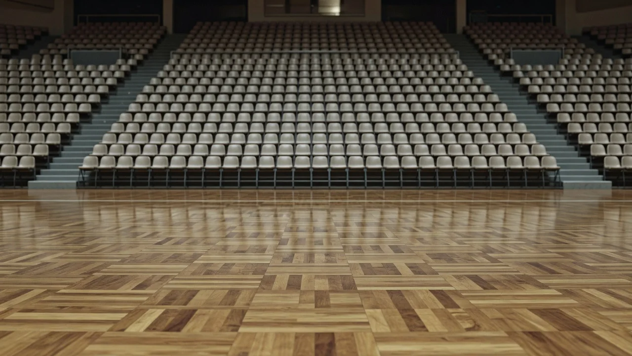 Boş basketbol salonunda tribün koltukları ve parke zemin geniş açı