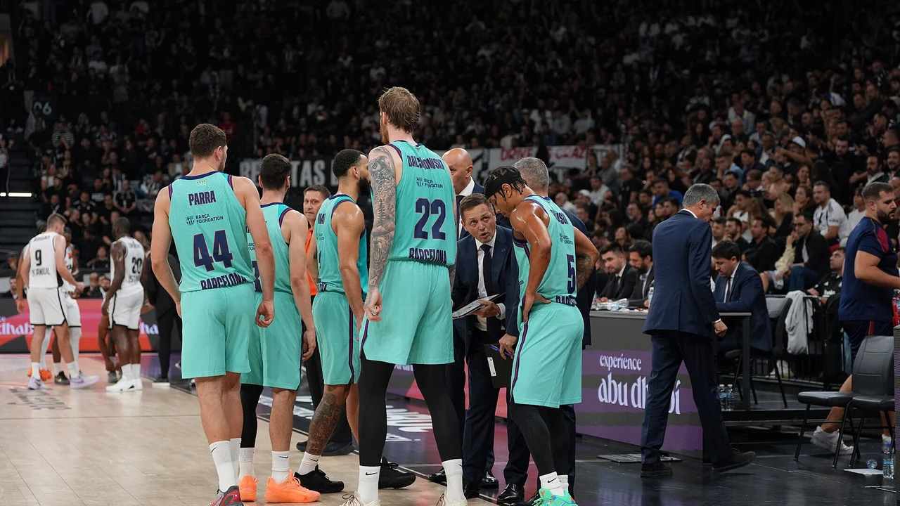 Millî takım formasıyla sahaya dizilen oyuncular, tribünler dolu