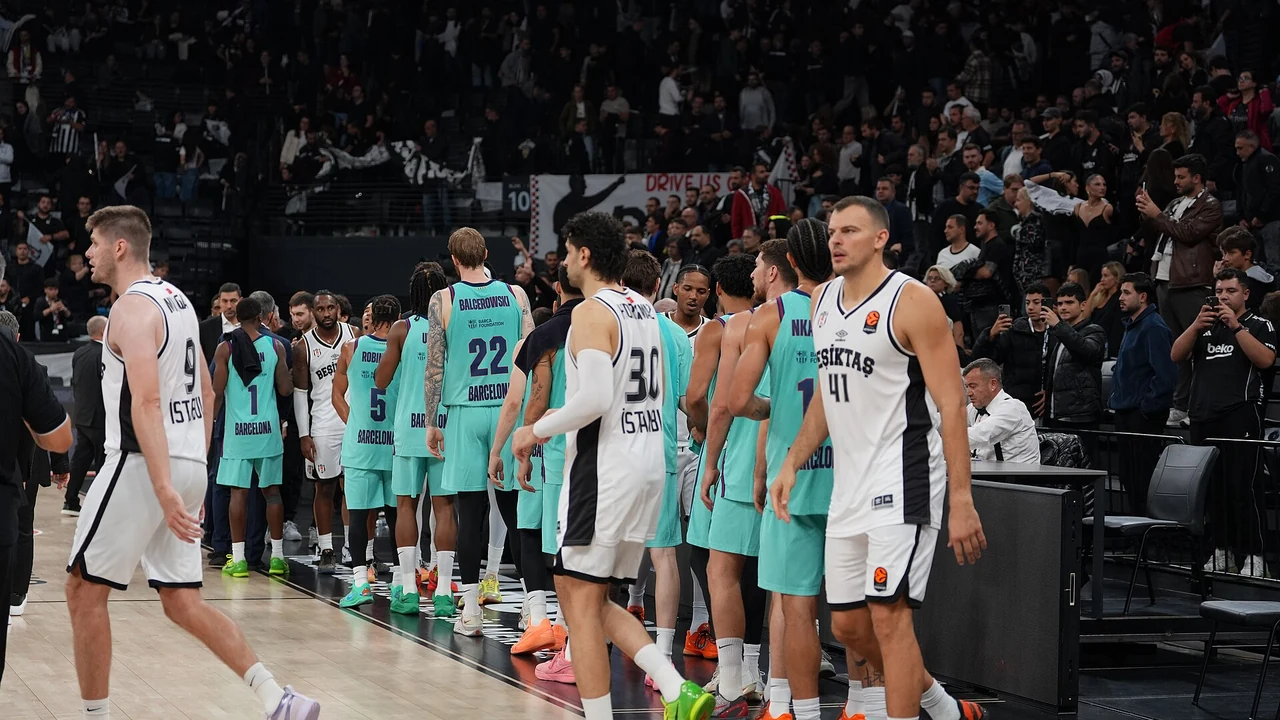 Basketbol sahasında hızlı hücum, tribünlerde ayakta izleyen seyirci